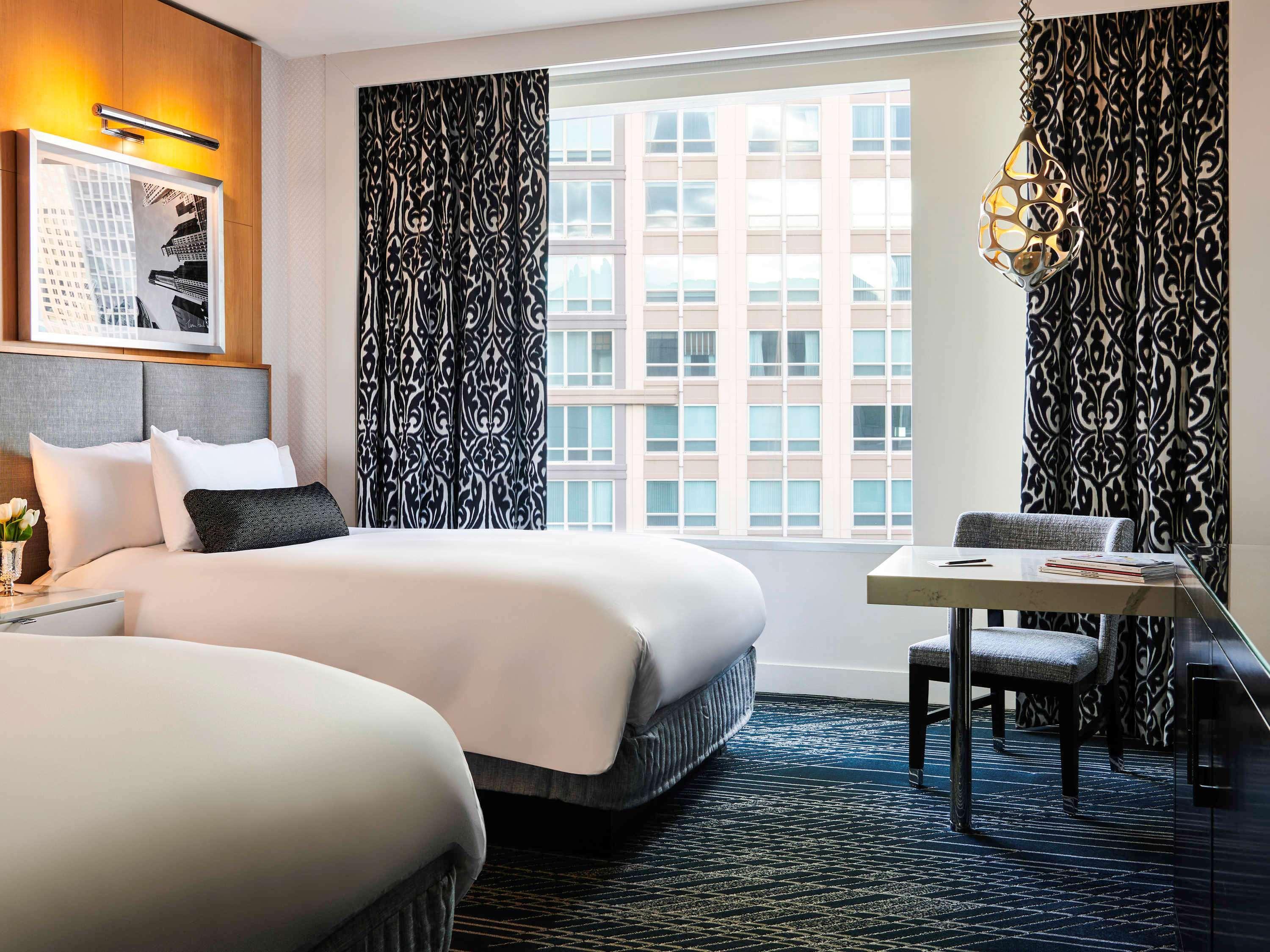 Hotel Sofitel Chicago Magnificent Mile Exterior foto A guest room at the Hotel Commonwealth