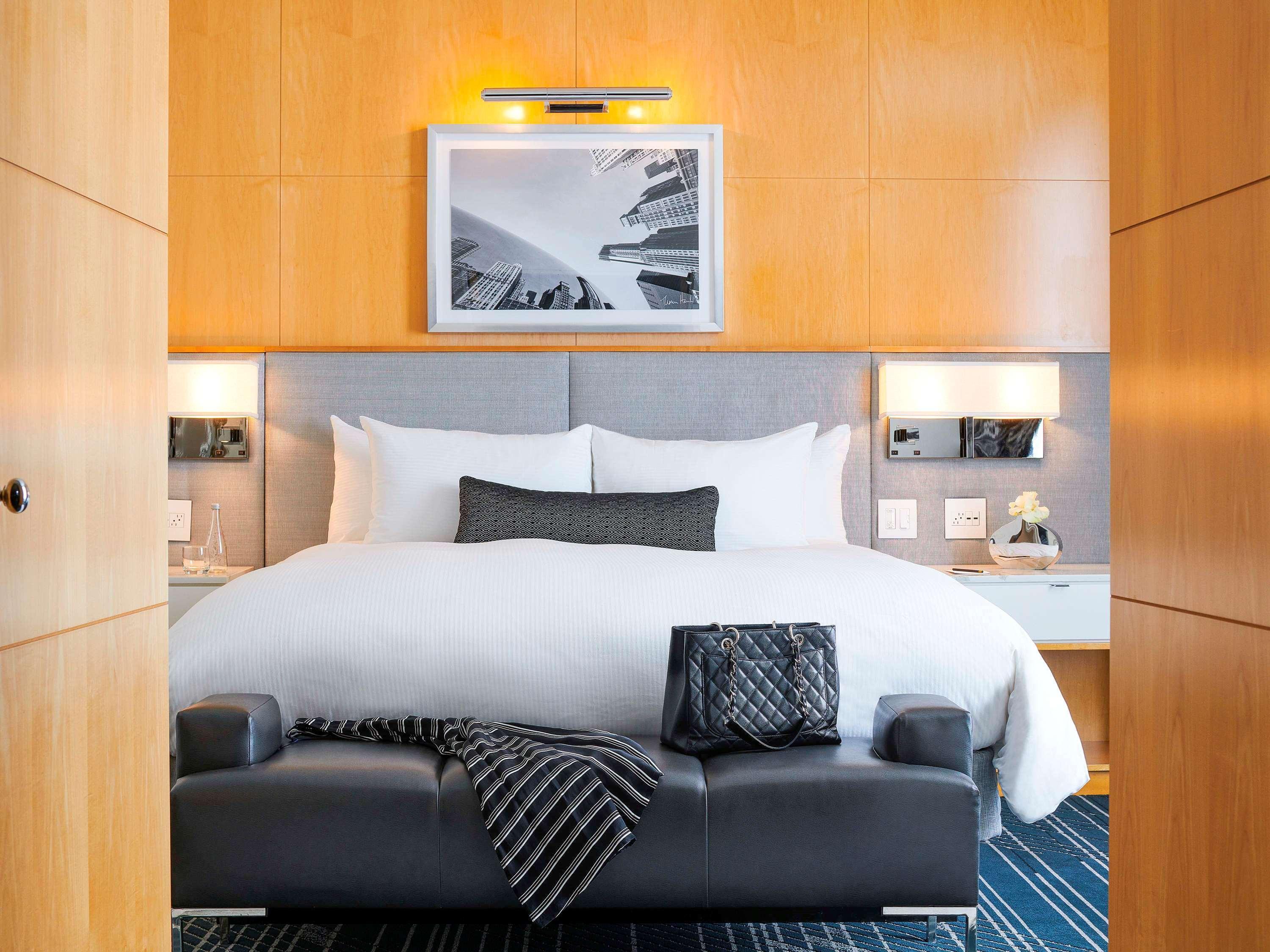 Hotel Sofitel Chicago Magnificent Mile Exterior foto A bedroom at the Mandarin Oriental, Washington DC