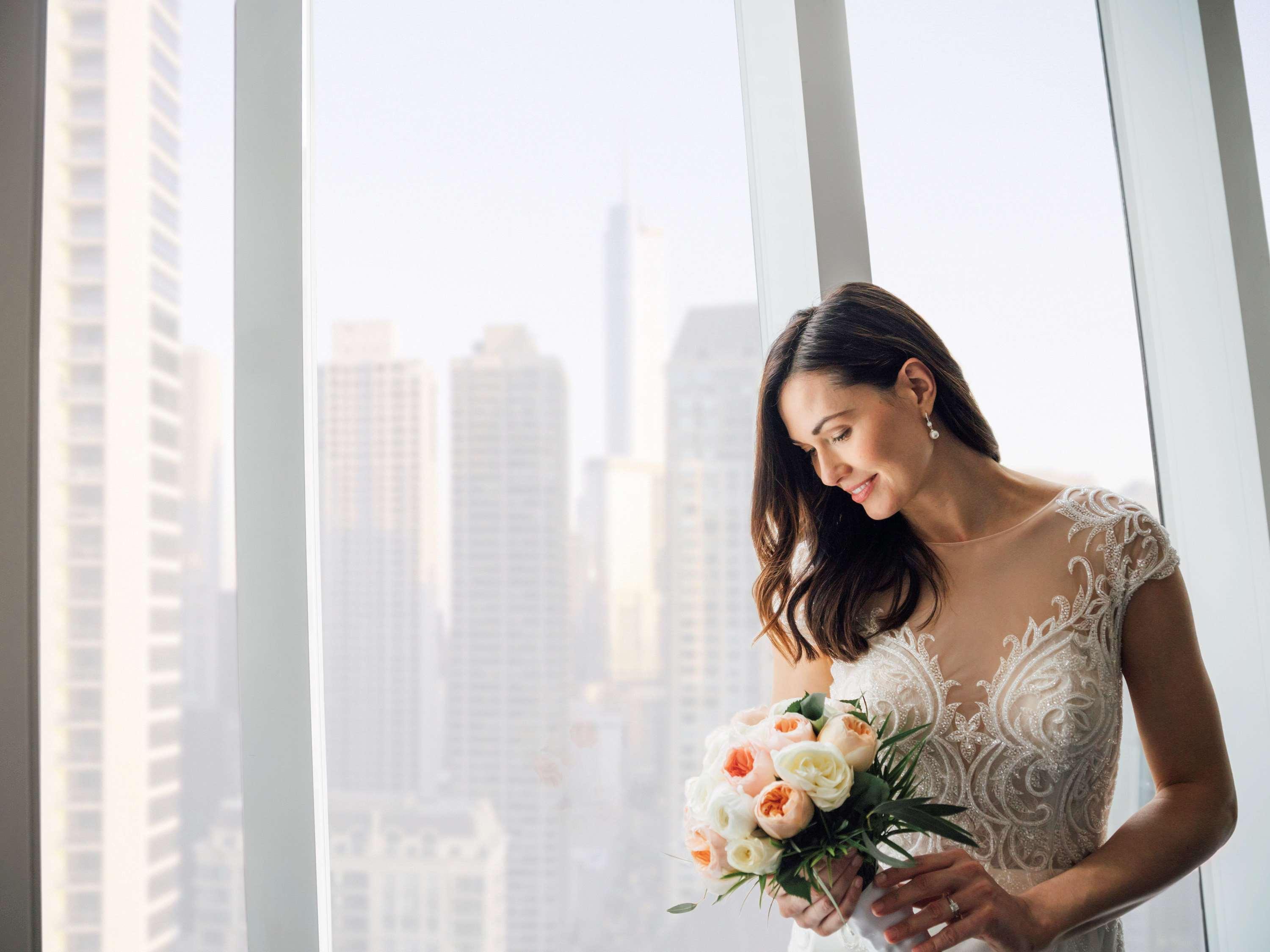 Hotel Sofitel Chicago Magnificent Mile Exterior foto A bride in a wedding dress