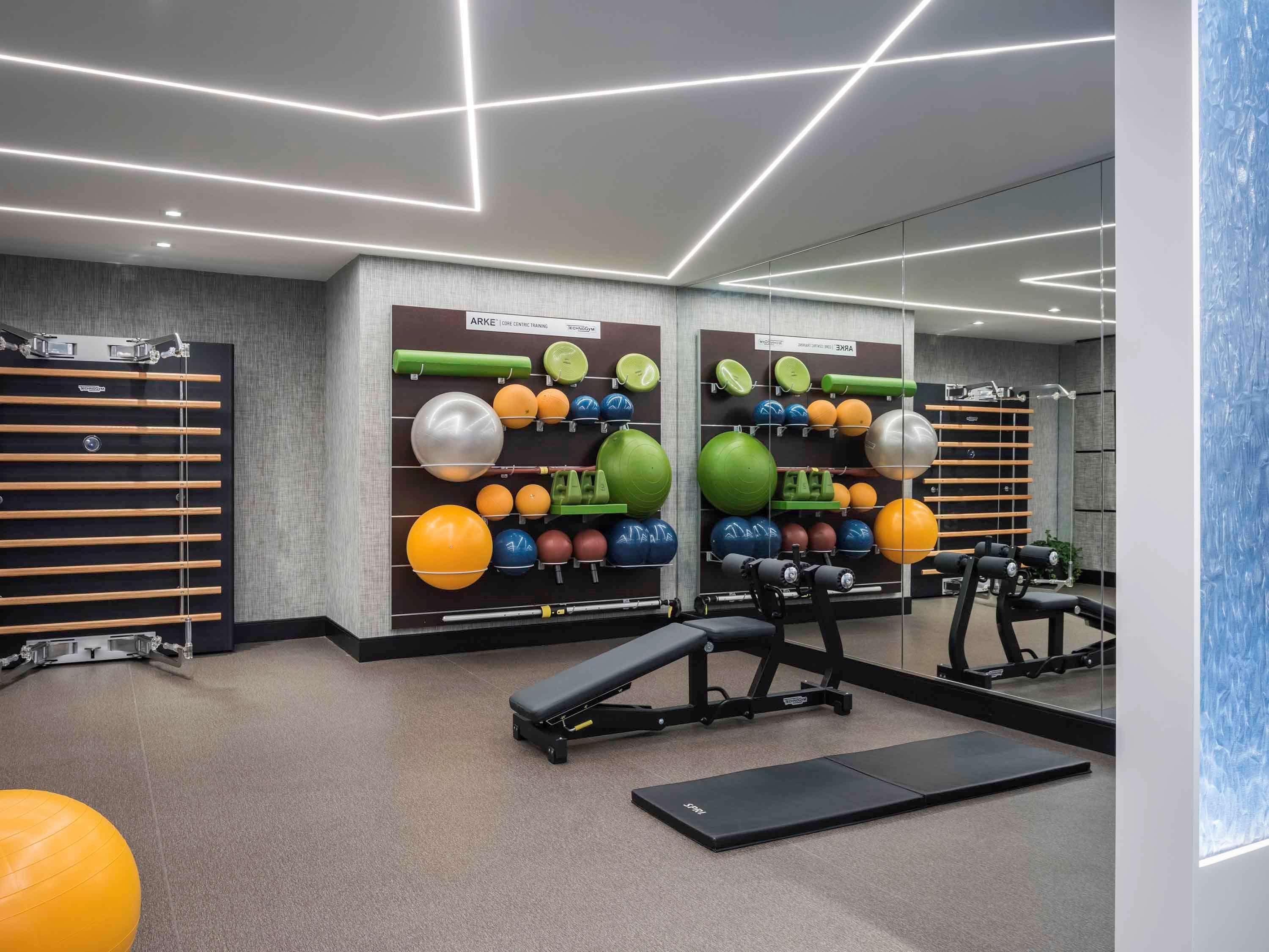 Hotel Sofitel Chicago Magnificent Mile Exterior foto The gym at the 100 East 53rd Street building