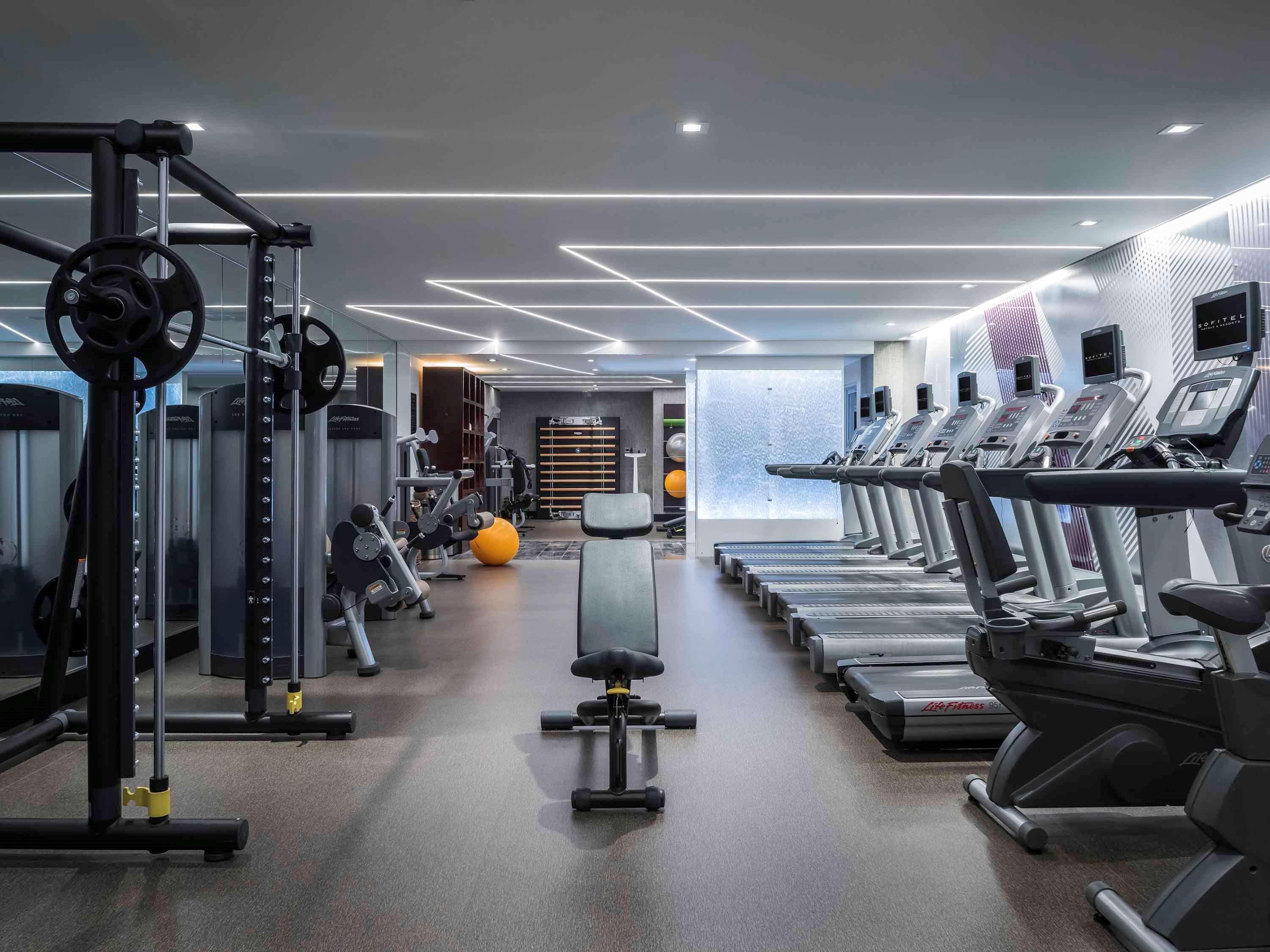 Hotel Sofitel Chicago Magnificent Mile Exterior foto The gym at the hotel