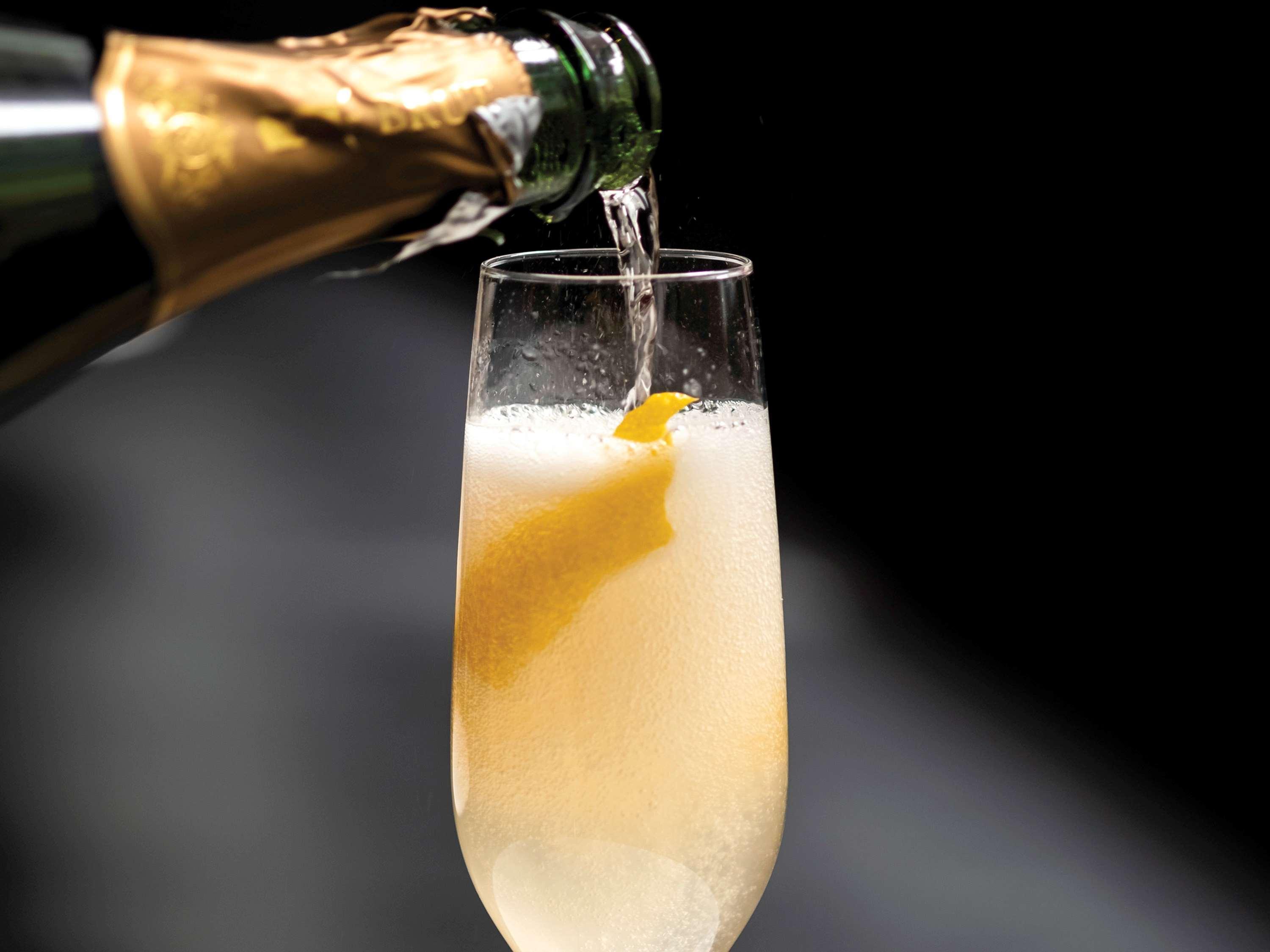 Hotel Sofitel Chicago Magnificent Mile Exterior foto Champagne being poured