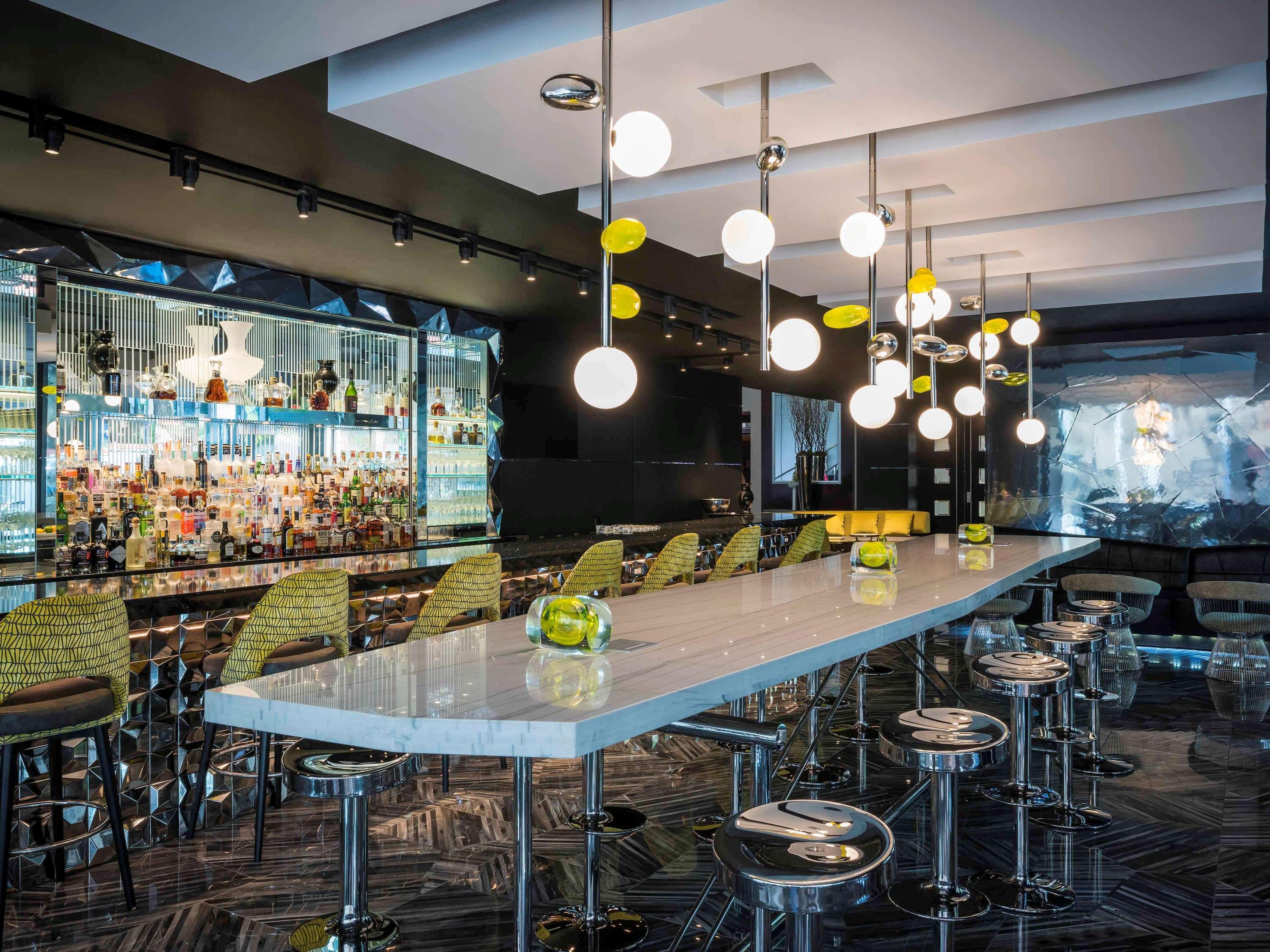 Hotel Sofitel Chicago Magnificent Mile Exterior foto The bar at the 2012-opened lounge