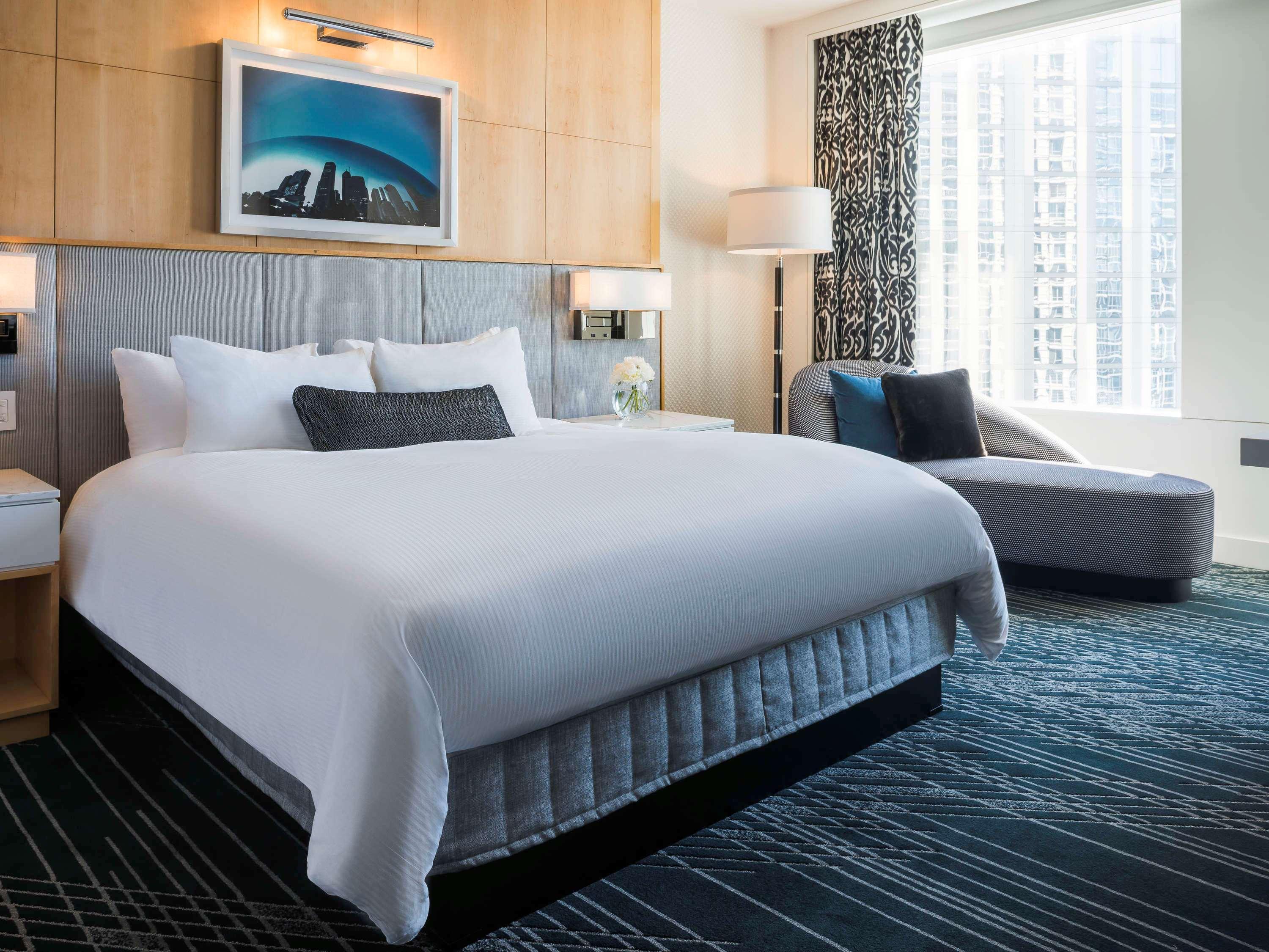 Hotel Sofitel Chicago Magnificent Mile Exterior foto A guest room at the Westin Boston Seaport District