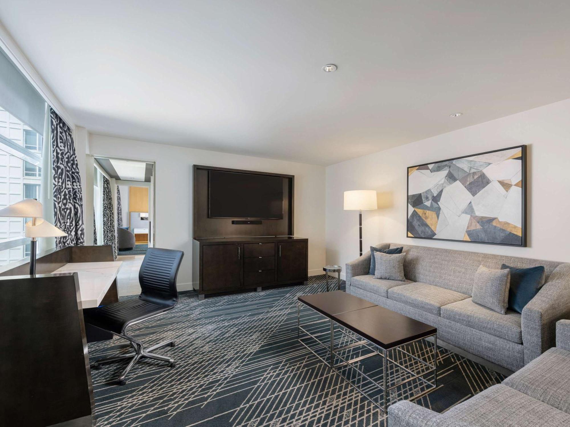 Hotel Sofitel Chicago Magnificent Mile Exterior foto Living room of a suite at the Hilton San Francisco Union Square