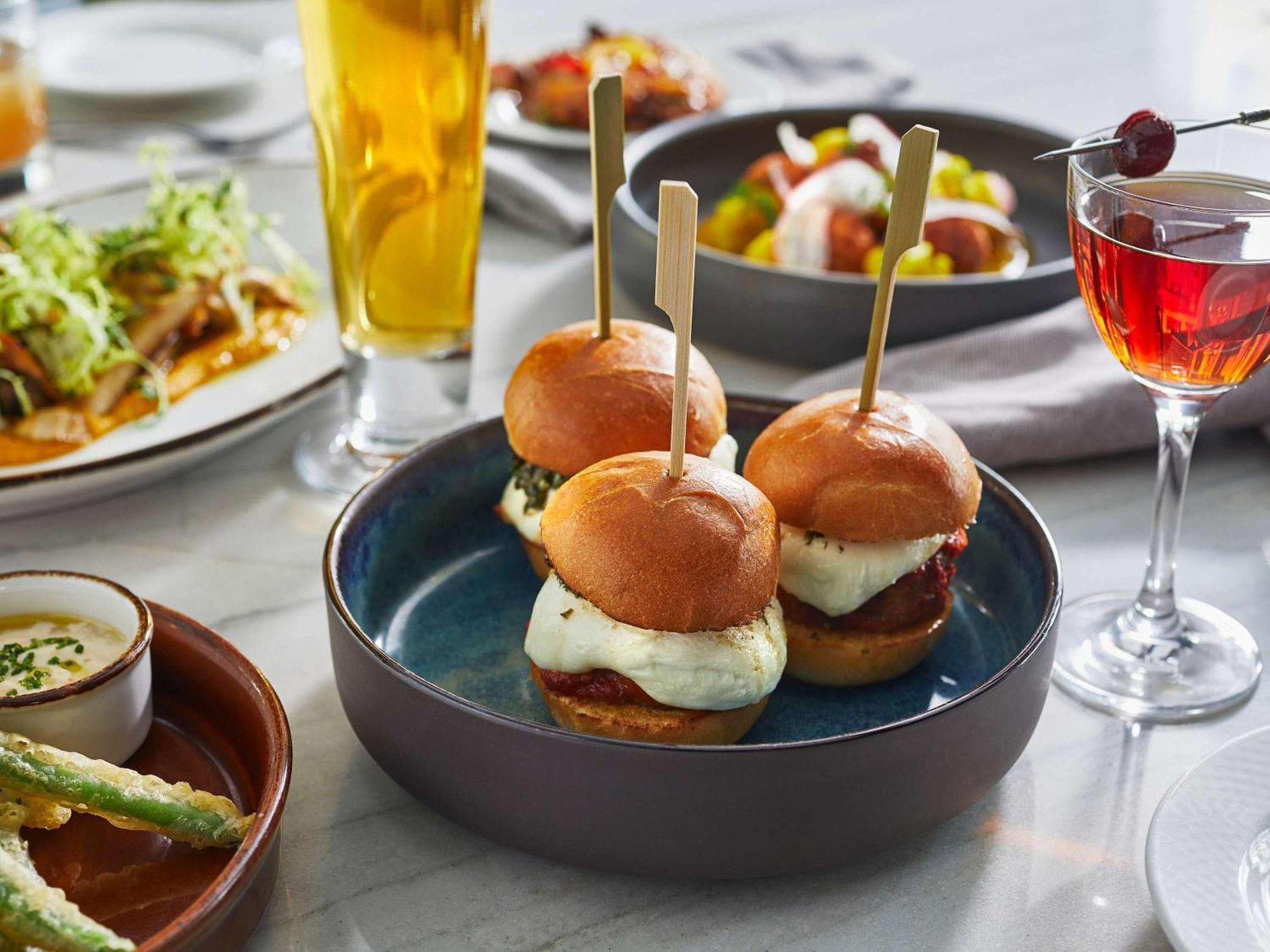 Hotel Sofitel Chicago Magnificent Mile Exterior foto A selection of tapas