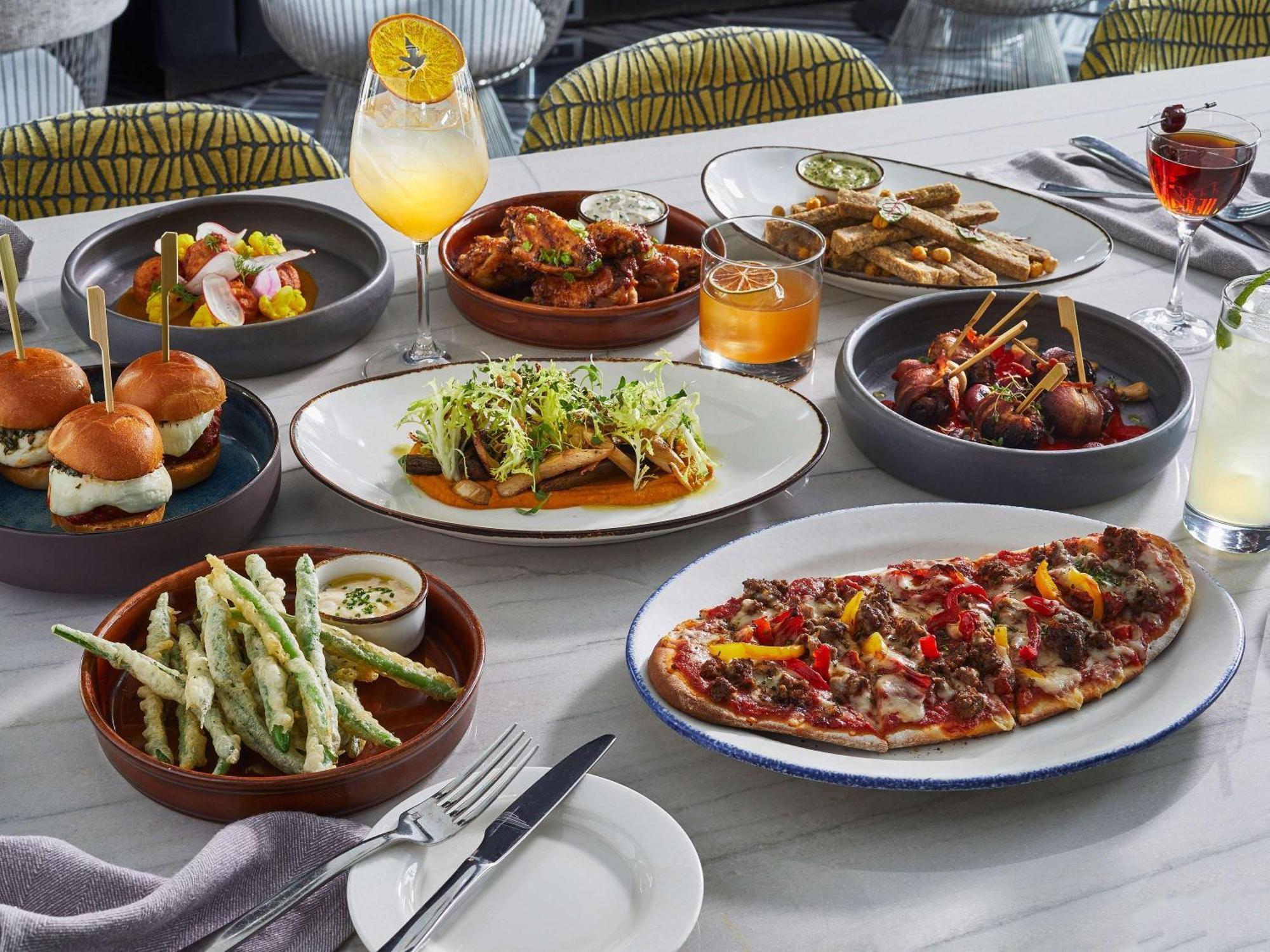 Hotel Sofitel Chicago Magnificent Mile Exterior foto A selection of dishes from the restaurant