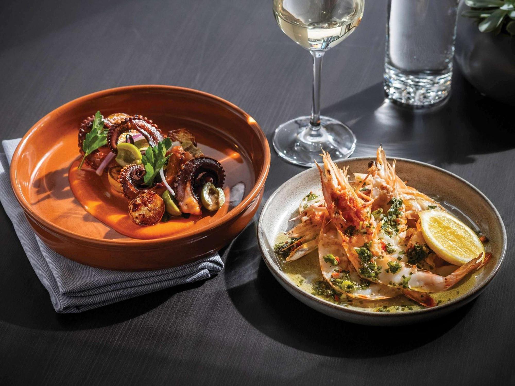 Hotel Sofitel Chicago Magnificent Mile Exterior foto Octopus and prawns