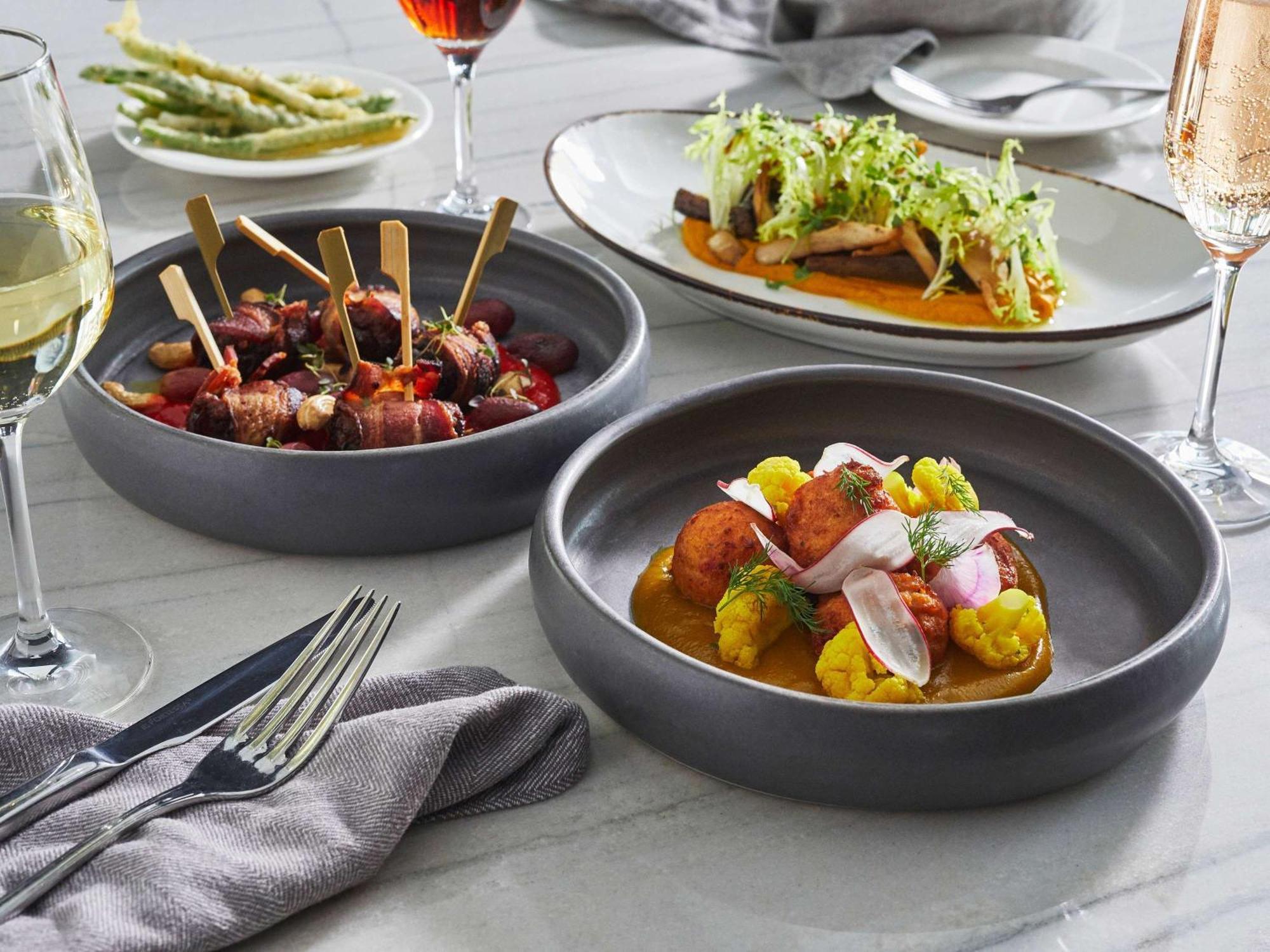 Hotel Sofitel Chicago Magnificent Mile Exterior foto Dishes at the restaurant