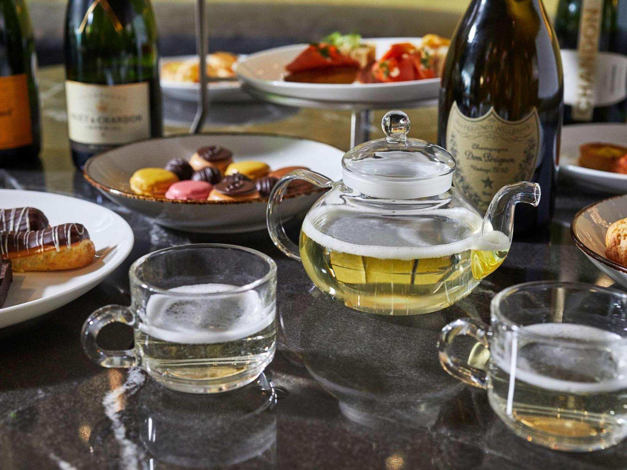 Hotel Sofitel Chicago Magnificent Mile Exterior foto A glass teapot of white tea