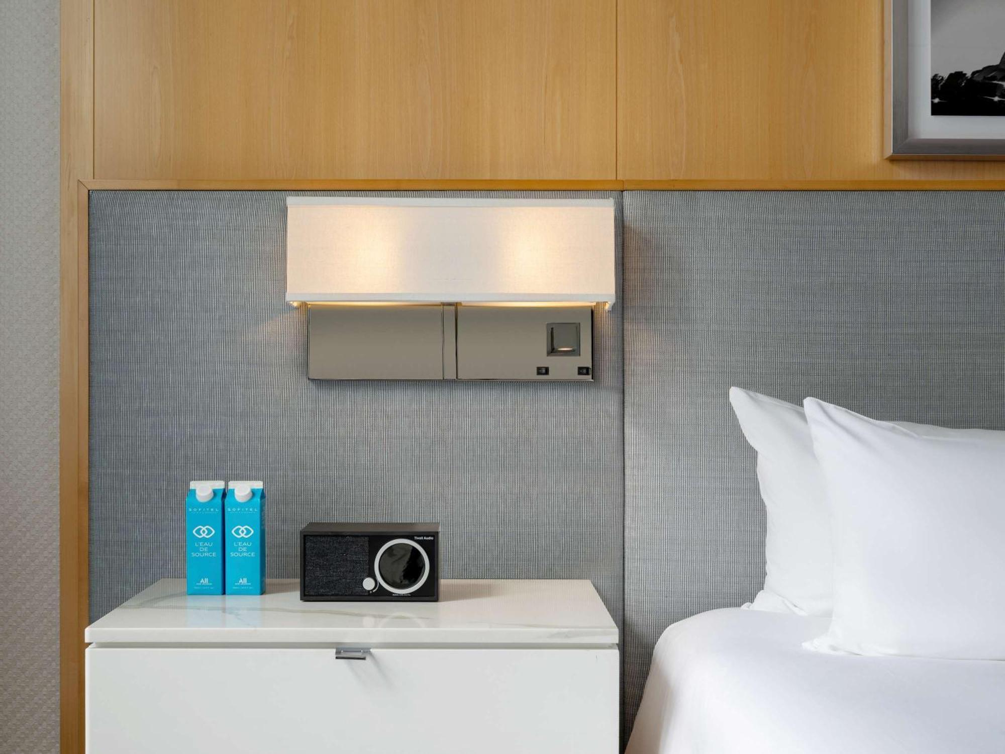 Hotel Sofitel Chicago Magnificent Mile Exterior foto A bedside table with a built-in alarm clock