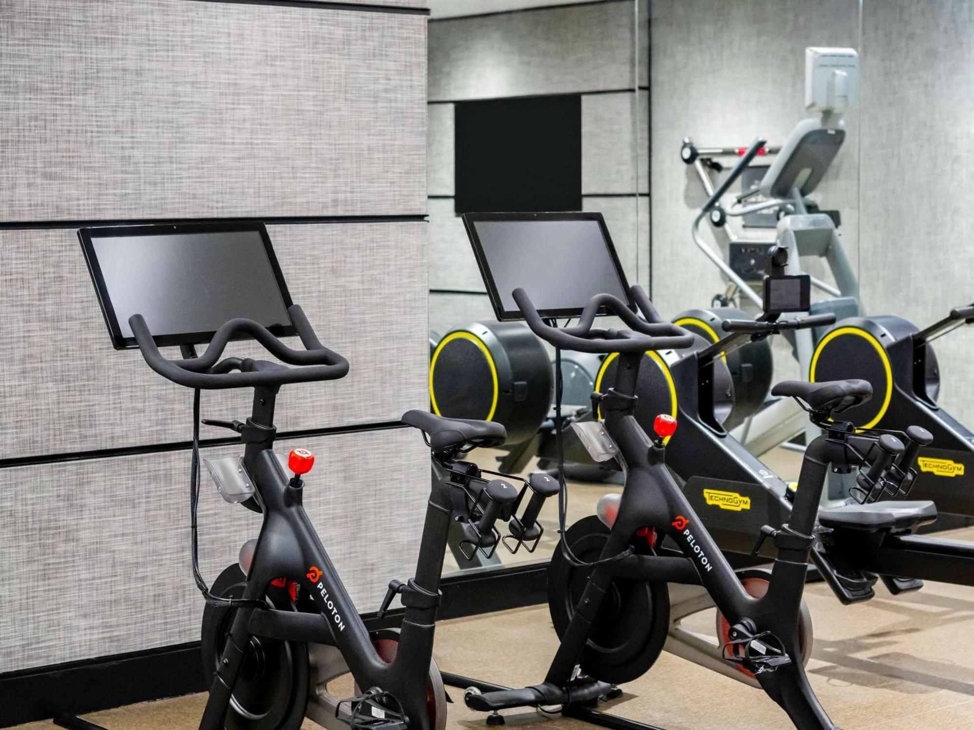 Hotel Sofitel Chicago Magnificent Mile Exterior foto Peloton stationary bicycles